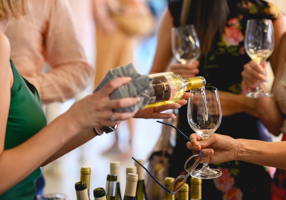 versare vino con tovagliolo